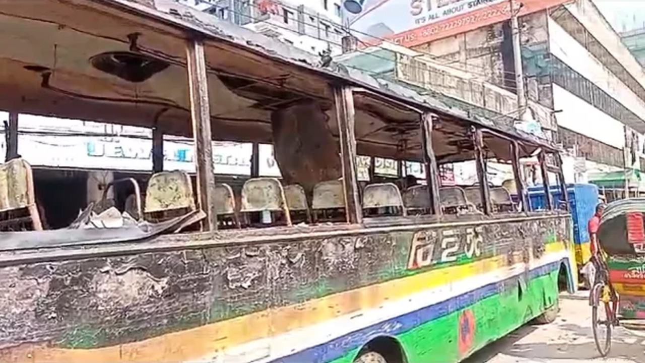 তাঁতীবাজারে বিহঙ্গ বাসে আগুন। পুরোনো ছবি