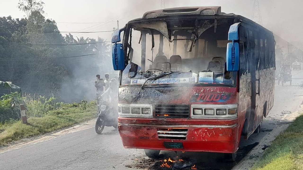 ২৯ অক্টোবরের সকাল-সন্ধ্যা হরতালে দুর্বৃত্তের আগুনে পুড়ে যাওয়া বাস। ছবি : কালবেলা