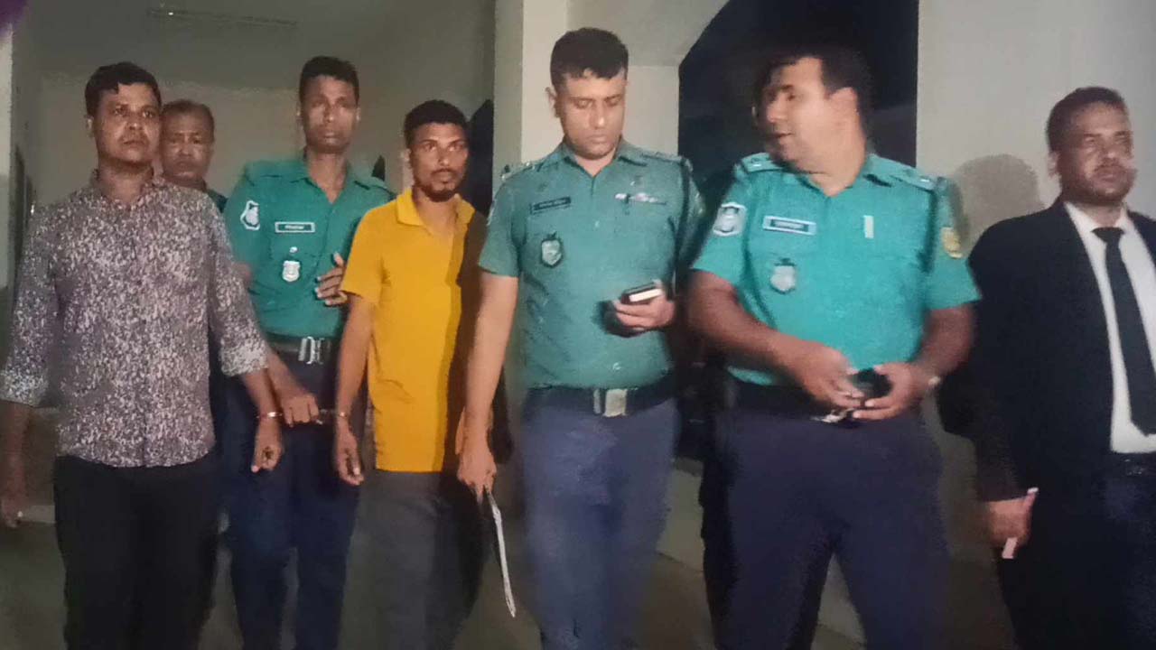 শুনানি শেষে আদালত থেকে আসামিদের নিয়ে যাচ্ছে পুলিশ। ছবি : কালবেলা