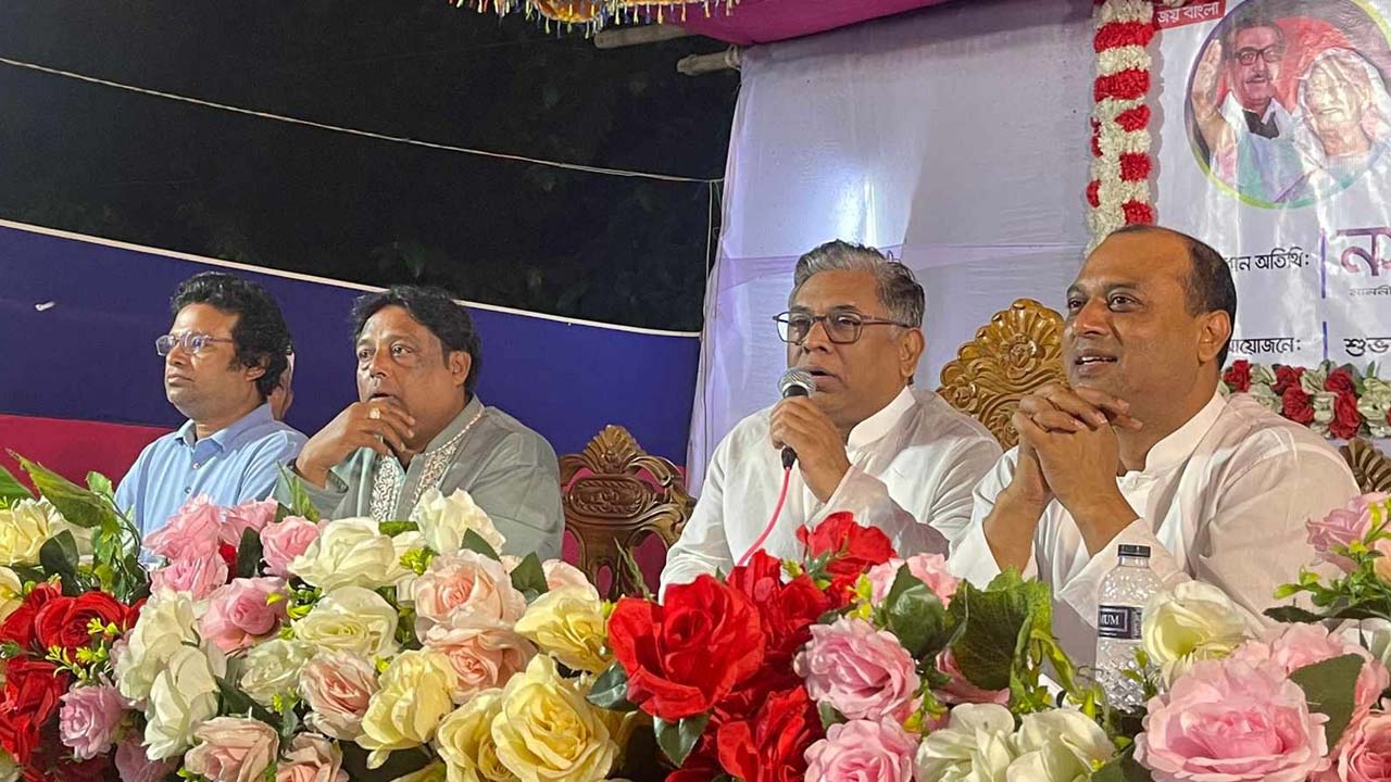 কেরানীগঞ্জের শুভাঢ্যার পারগেন্ডেরিয়ায় উঠান বৈঠকে বক্তব্য দেন নসরুল হামিদ। ছবি : কালবেলা