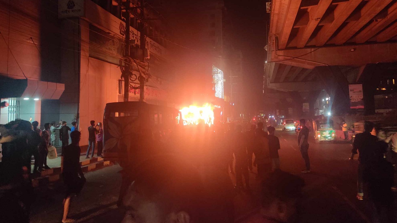 জিইসি এলাকায় দাঁড়িয়ে থাকা বাসের আগুন নিভাচ্ছেন ফায়ার সার্ভিসের কর্মীরা। ছবি : কালবেলা