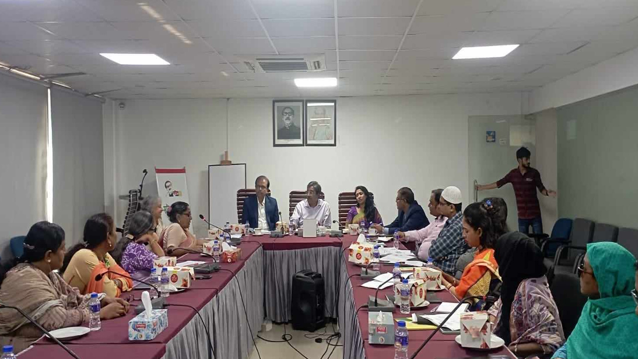 মানবাধিকার কমিশনের সভাকক্ষে নারীপক্ষের সঙ্গে যৌথ মতবিনিময় সভা। ছবি : কালবেলা