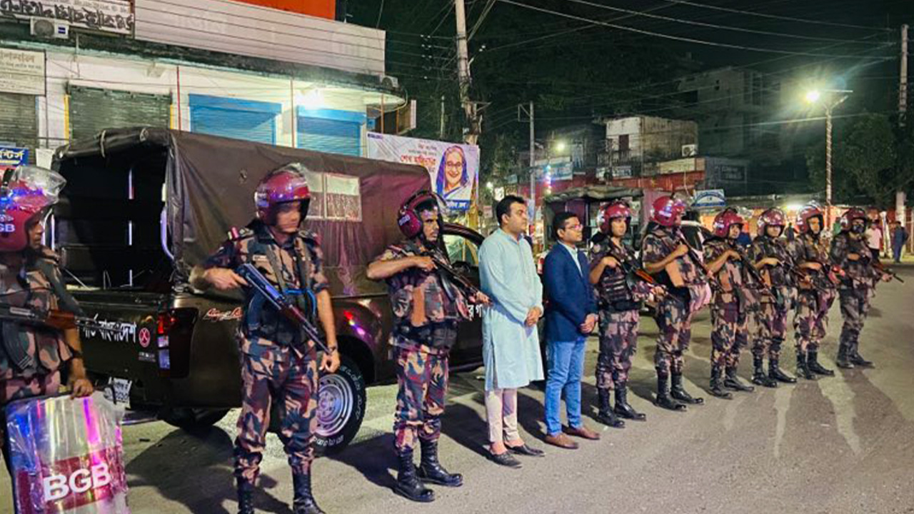 ঝিনাইদহে বিজিবির টহল।