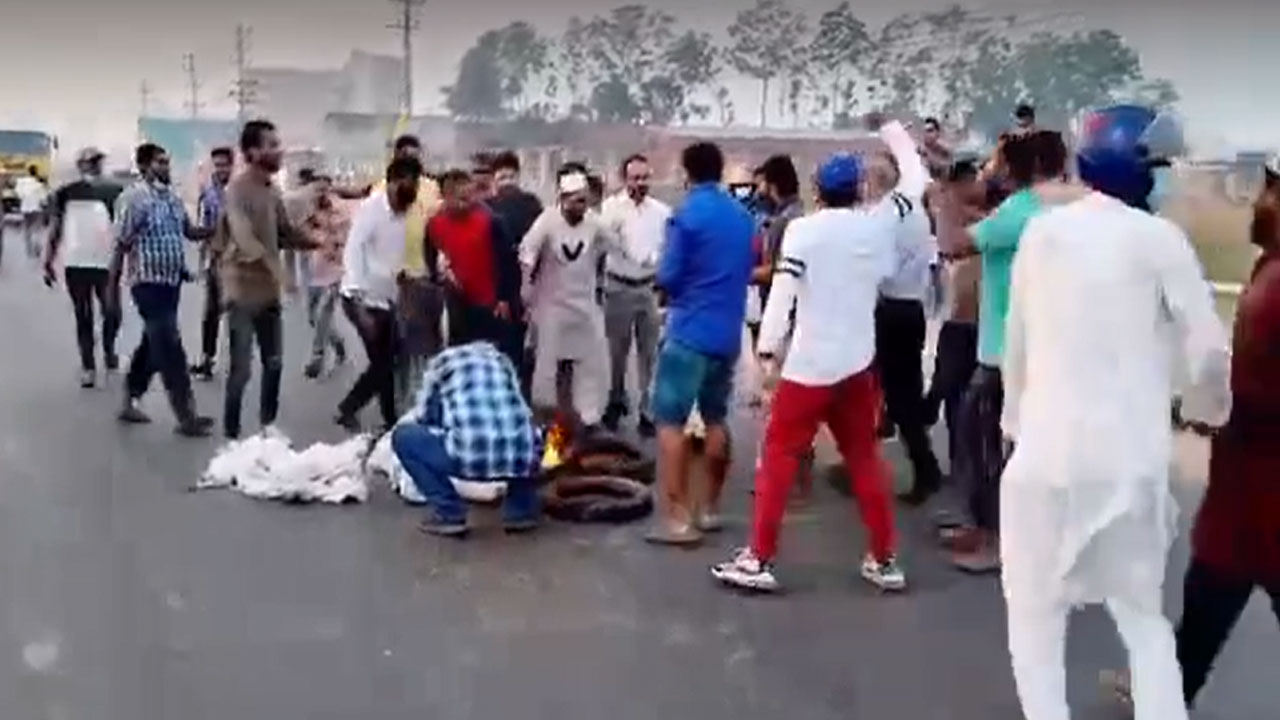রিজভীর নেতৃত্বে নারায়ণগঞ্জ লিংক রোড থেকে সাইনবোর্ড পর্যন্ত বিক্ষোভ মিছিল ও পিকেটিং করেছে বিএনপি নেতাকর্মীরা। ছবি : কালবেলা