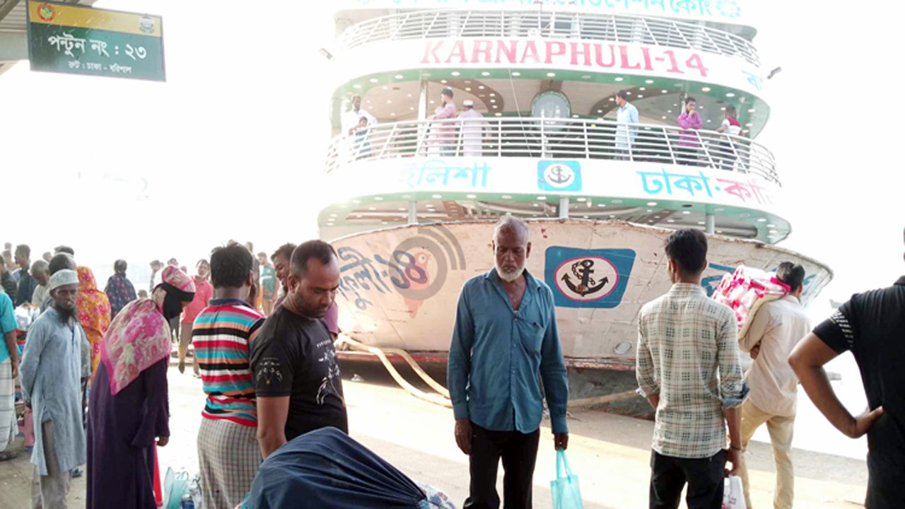 লঞ্চের জন্য অপেক্ষা করছেন যাত্রীরা। ছবি : সংগৃহীত