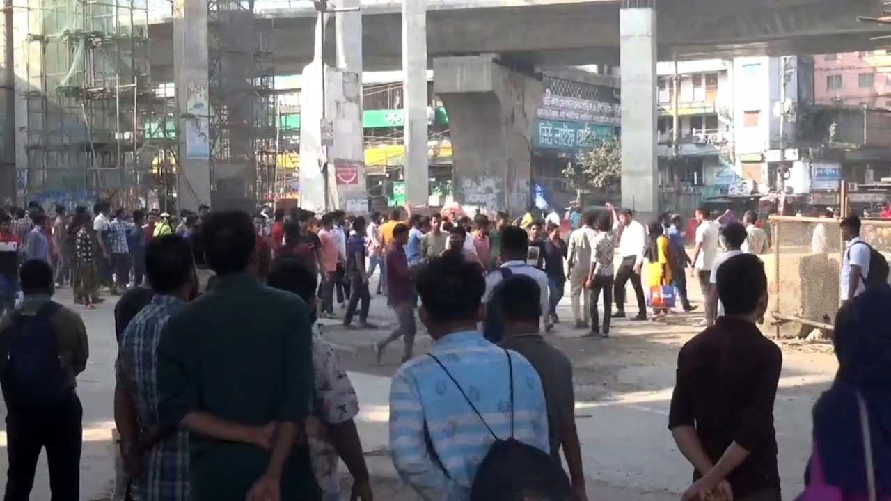 গাজীপুরে পোশাক শ্রমিকদের সড়ক অবরোধ। ছবি : কালবেলা