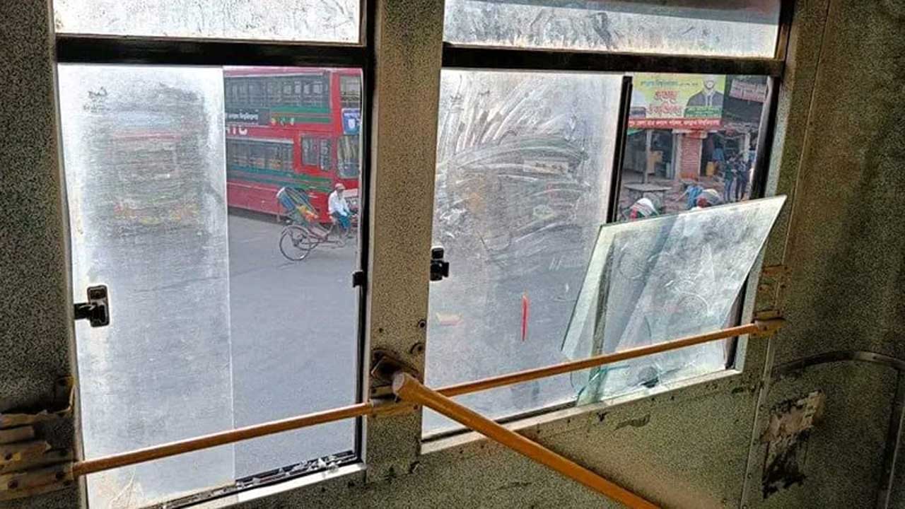 জবি শিক্ষার্থীদের বাসে হামলা। ছবি : কালবেলা