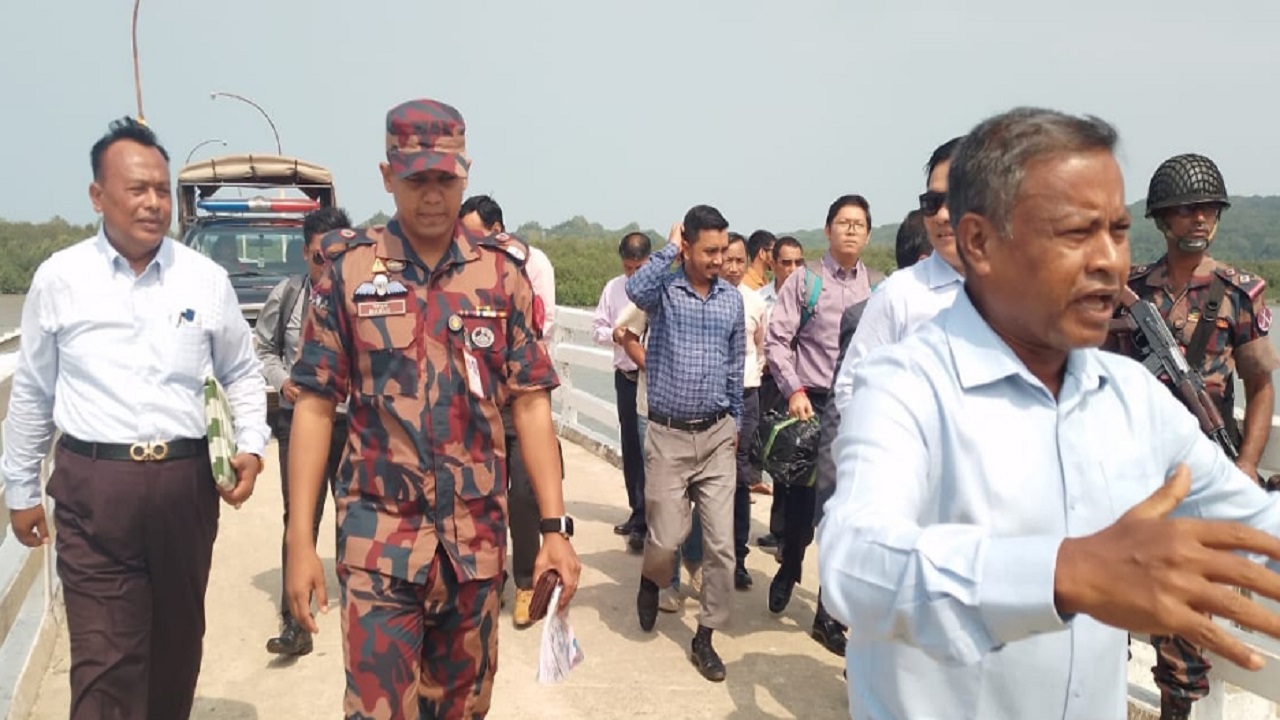 টেকনাফের ট্রানজিট জেটিঘাটে পৌঁছেছে মিয়ানমারের প্রতিনিধিদল। ছবি : কালবেলা