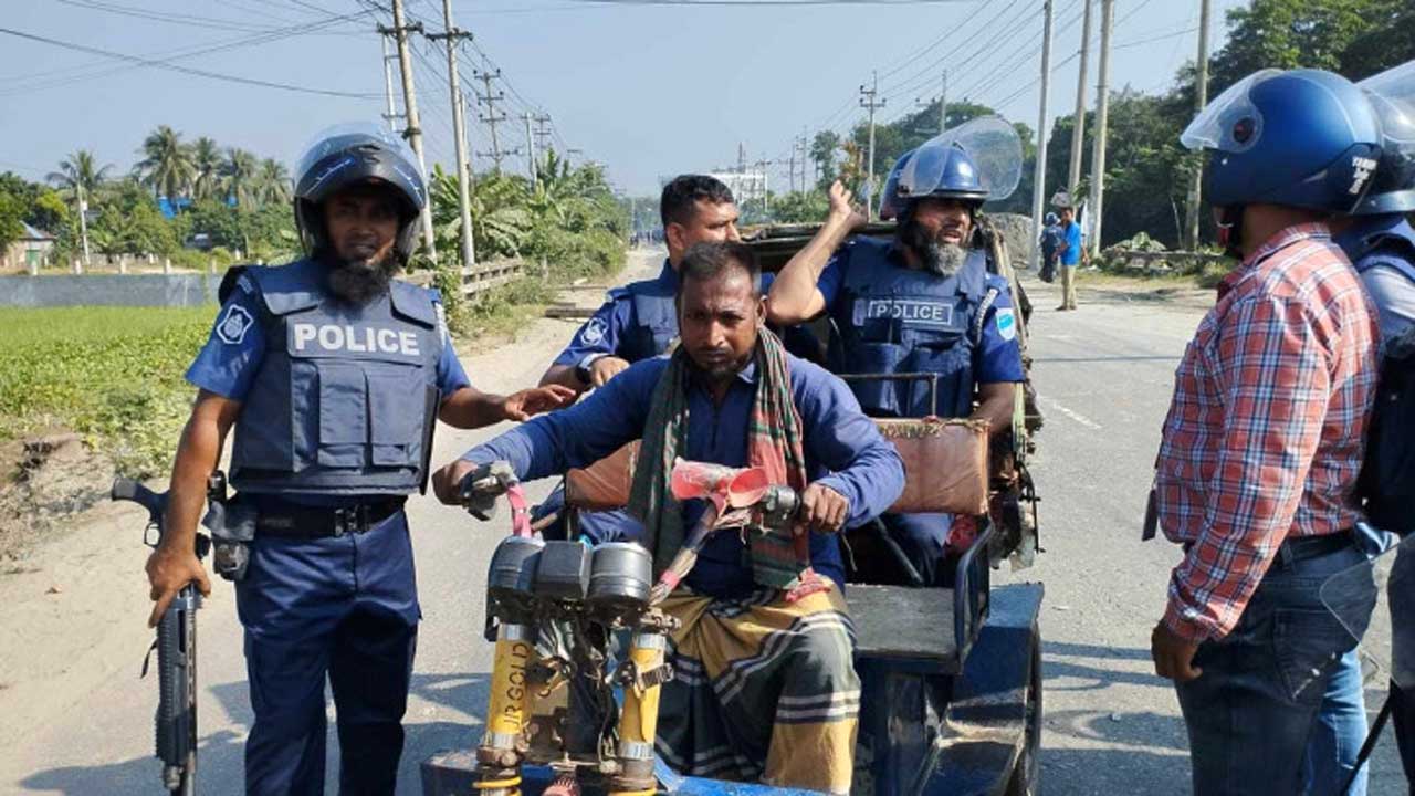 নারায়ণগঞ্জে পুলিশ সদস্যদের ওপর হামলা। ছবি : কালবেলা