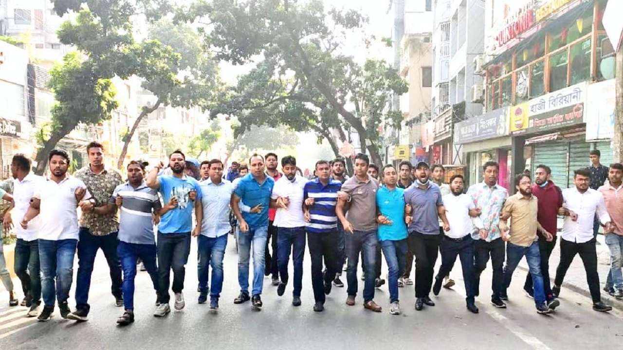 ঢাকার খিলগাঁওয়ে বিক্ষোভ মিছিল ও পিকেটিং করেছে কেন্দ্রীয় ছাত্রদল। ছবি : কালবেলা