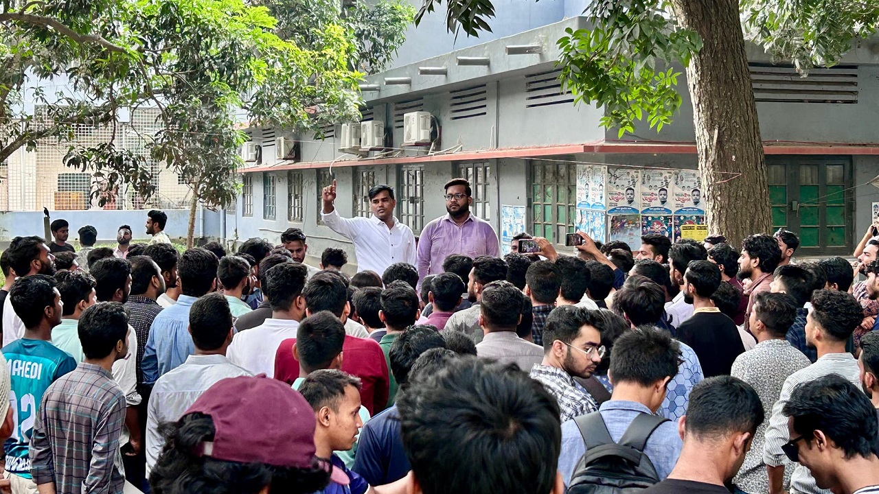 রাজশাহীর মোড়ে মোড়ে অবস্থান কর্মসূচি পালন করে যুবলীগ-ছাত্রলীগের নেতাকর্মীরা। ছবি : কালবেলা
