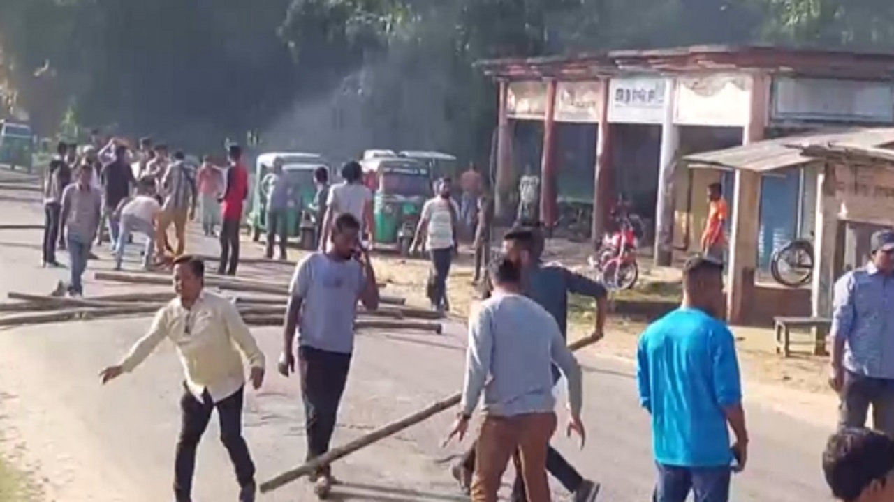 বিএনপির অবরোধের সমর্থনে শ্রীমঙ্গলের ঢাকা-সিলেট মহাসড়কে নেতাকর্মীদের বিক্ষোভ। ছবি : কালবেলা