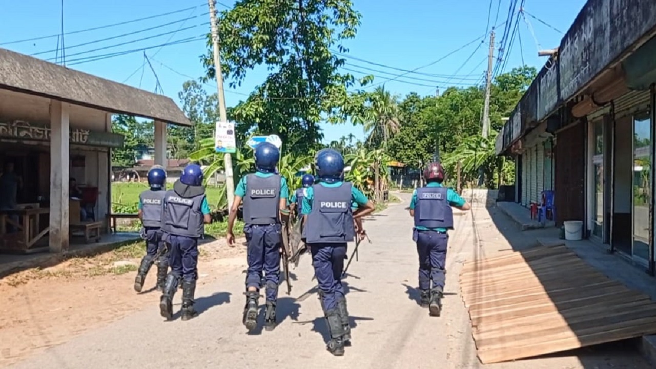 দক্ষিণ সুরমা উপজেলার চান্দাইমুখীর রাস্তার মুখে পিকেটারদের ধাওয়া করছেন পুলিশ সদস্যরা। ছবি : কালবেলা