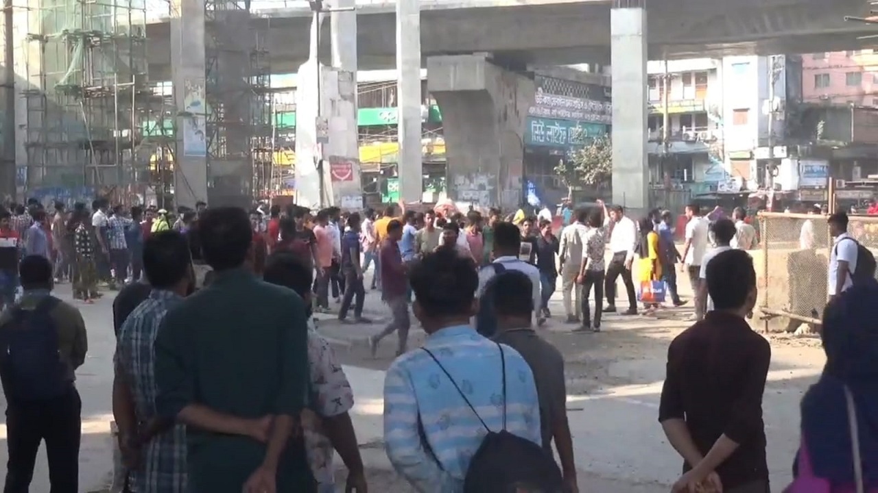 গাজীপুরের ভোগড়া বাইপাস এলাকায় আন্দোলনে নেমেছেন পোশাক শ্রমিকরা। ছবি : কালবেলা