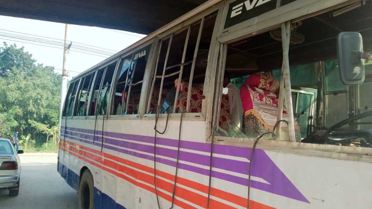 ধামরাইয়ে স্কুল বাস ভাঙচুর। ছবি : কালবেলা