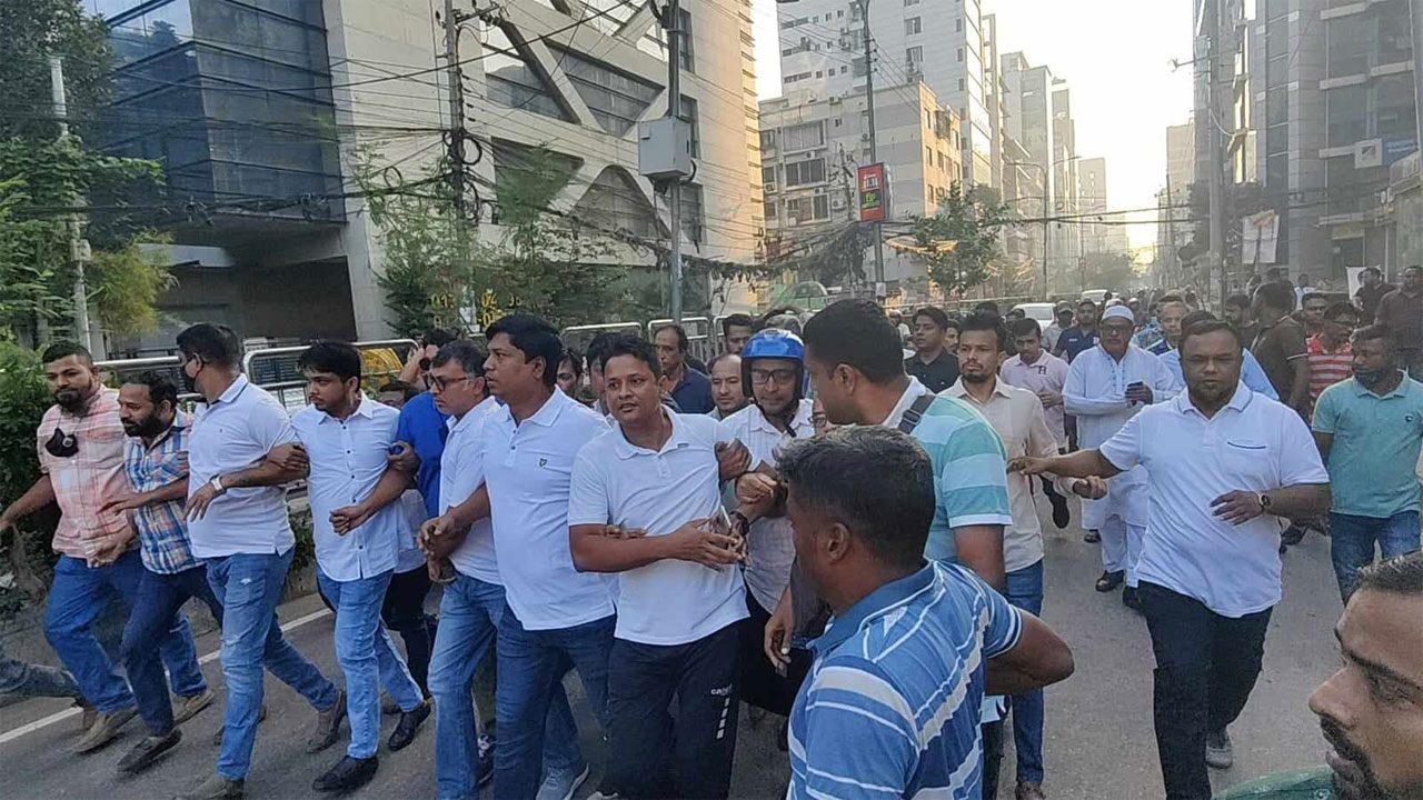রাজধানীর বনানীতে বিক্ষোভ মিছিল করেছে জাতীয়তাবাদী যুবদল। ছবি : কালবেলা