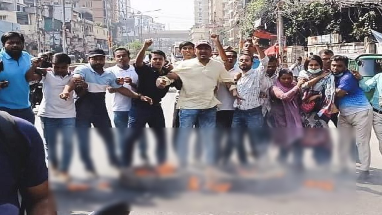 রাজধানীতে রাস্তায় টায়ার জ্বালিয়ে বিক্ষোভ করেছেন ছাত্রদলের নেতাকর্মীরা। ছবি : কালবেলা