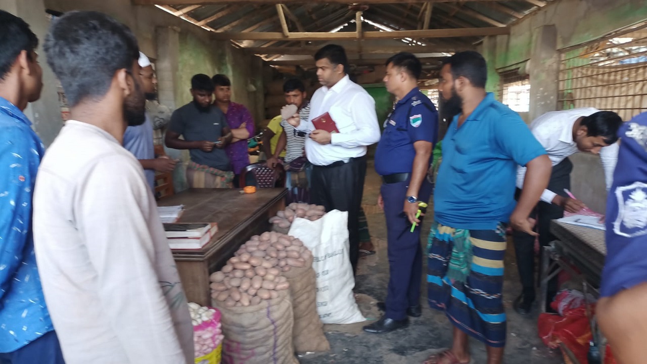 মনিরামপুরে আলুর বাজারে ভ্রাম্যমাণ আদালতের অভিযান। ছবি : কালবেলা