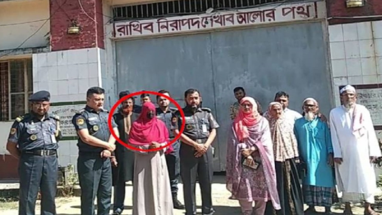 কারা পুলিশসহ স্বজনদের মাঝে বিয়ের কনে লাবনী আক্তার। ছবি : কালবেলা