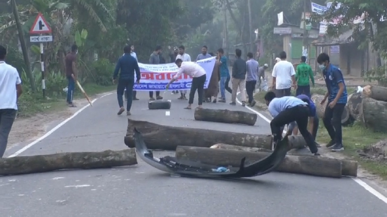 সড়কে গাছের গুড়ি ফেলে প্রতিবন্ধকতা সৃষ্টির চেষ্টা করে বিএনপির নেতাকর্মীরা। ছবি : কালবেলা