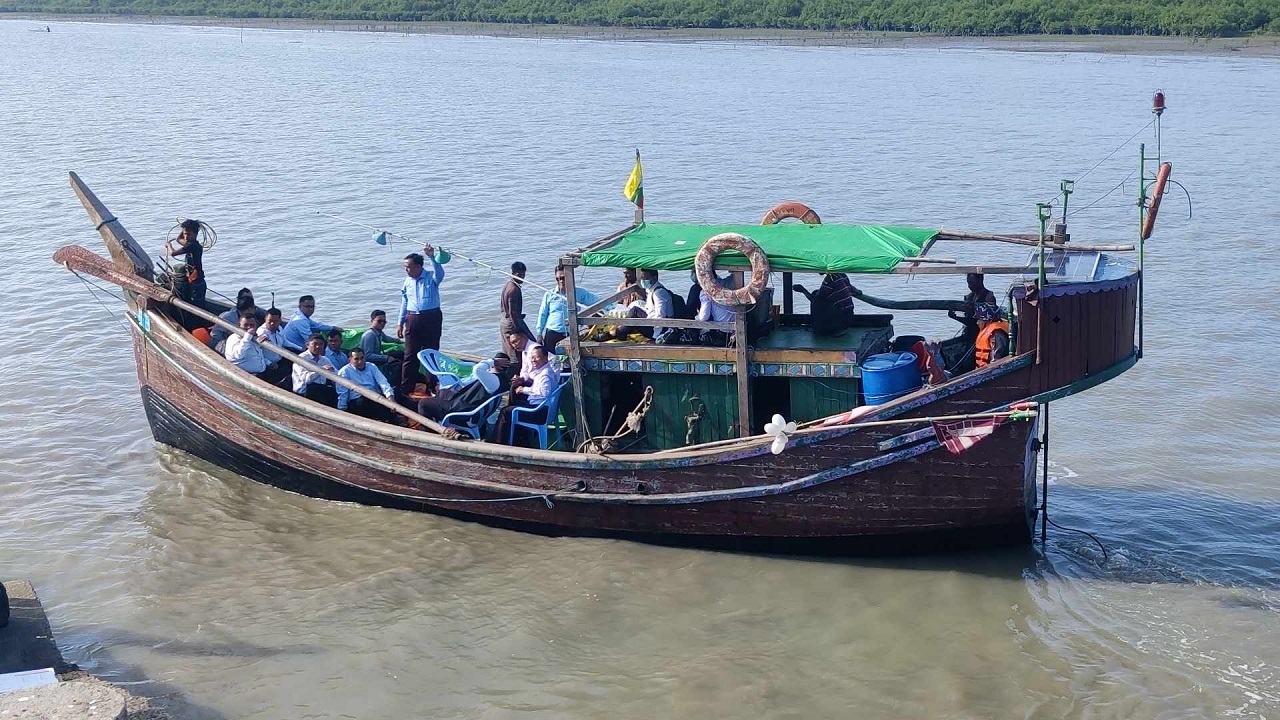 রোহিঙ্গা ক্যাম্প পরিদর্শন শেষে ফিরে যাচ্ছে মিয়ানমারের ৩২ সদস্যের প্রতিনিধিদল। ছবি : কালবেলা