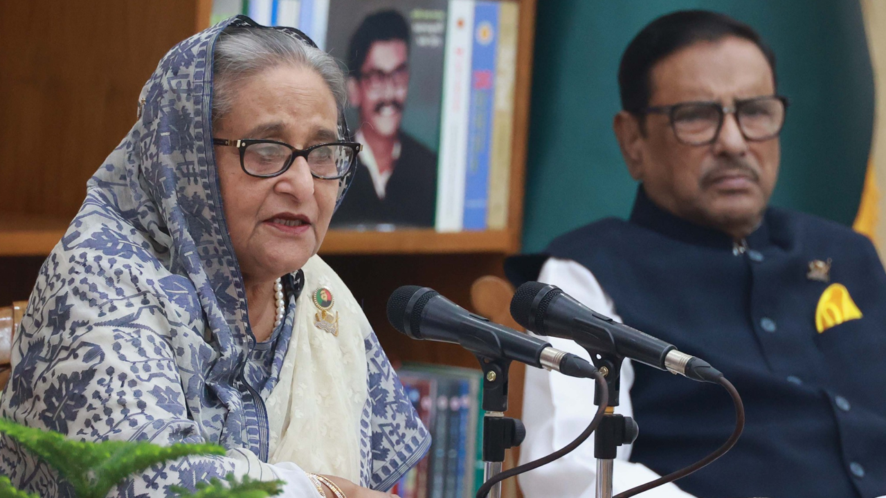 সংবাদ সম্মেলনে প্রধানমন্ত্রী শেখ হাসিনা, পাশে ওবায়দুল কাদের। ছবি : সংগৃহীত
