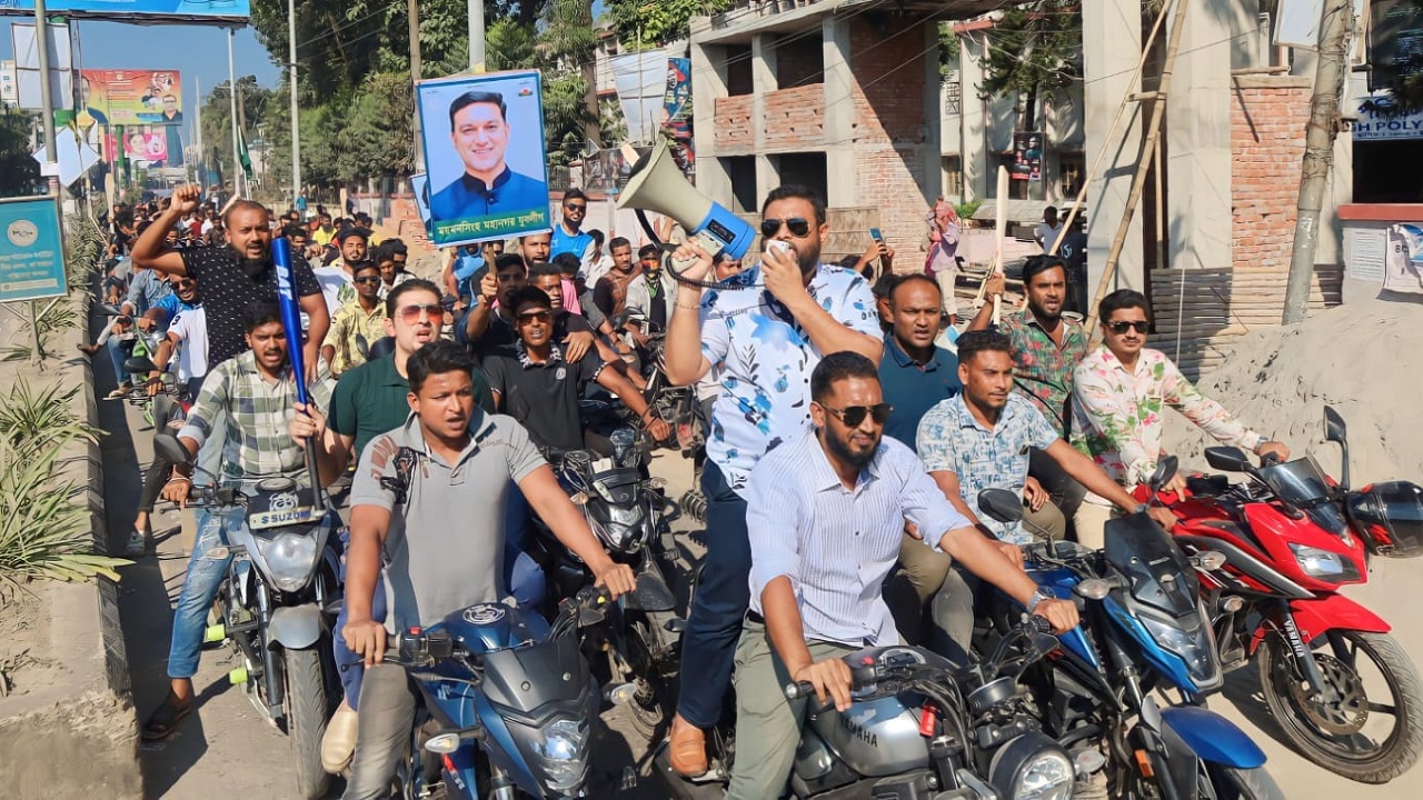 নগরীর আকুয়ায় মোটরসাইকেল মহড়া করছেন ময়মনসিংহ মহানগর যুবলীগের আহ্বায়ক মোহাম্মদ শাহীনূর রহমান। ছবি : কালবেলা