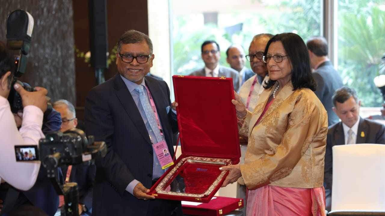 স্বাস্থ্যমন্ত্রী জাহিদ মালেকের হাতে এই স্বীকৃতির সনদপত্র তুলে দেন ডব্লিউএইচও’র দক্ষিণ-পূর্ব এশিয়ার আঞ্চলিক পরিচালক পুনম খেত্রপাল। ছবি : সংগৃহীত