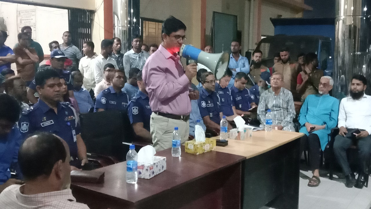পথসভায় বক্তব্য দিচ্ছেন ফরিদপুরের জেলা প্রশাসক। ছবি : কালবেলা