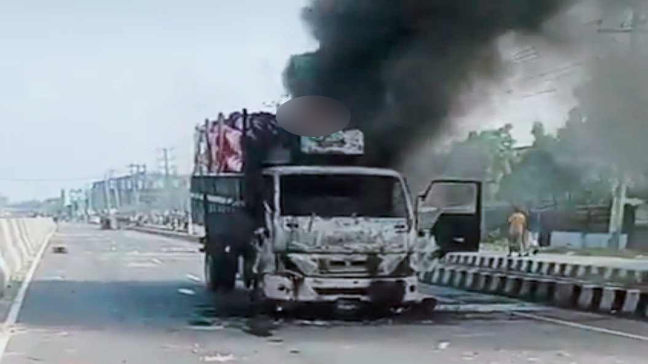 গাজীপুরে দুর্বৃত্তের দেওয়া আগুনে পুড়ছে গাড়ি। ছবি : কালবেলা