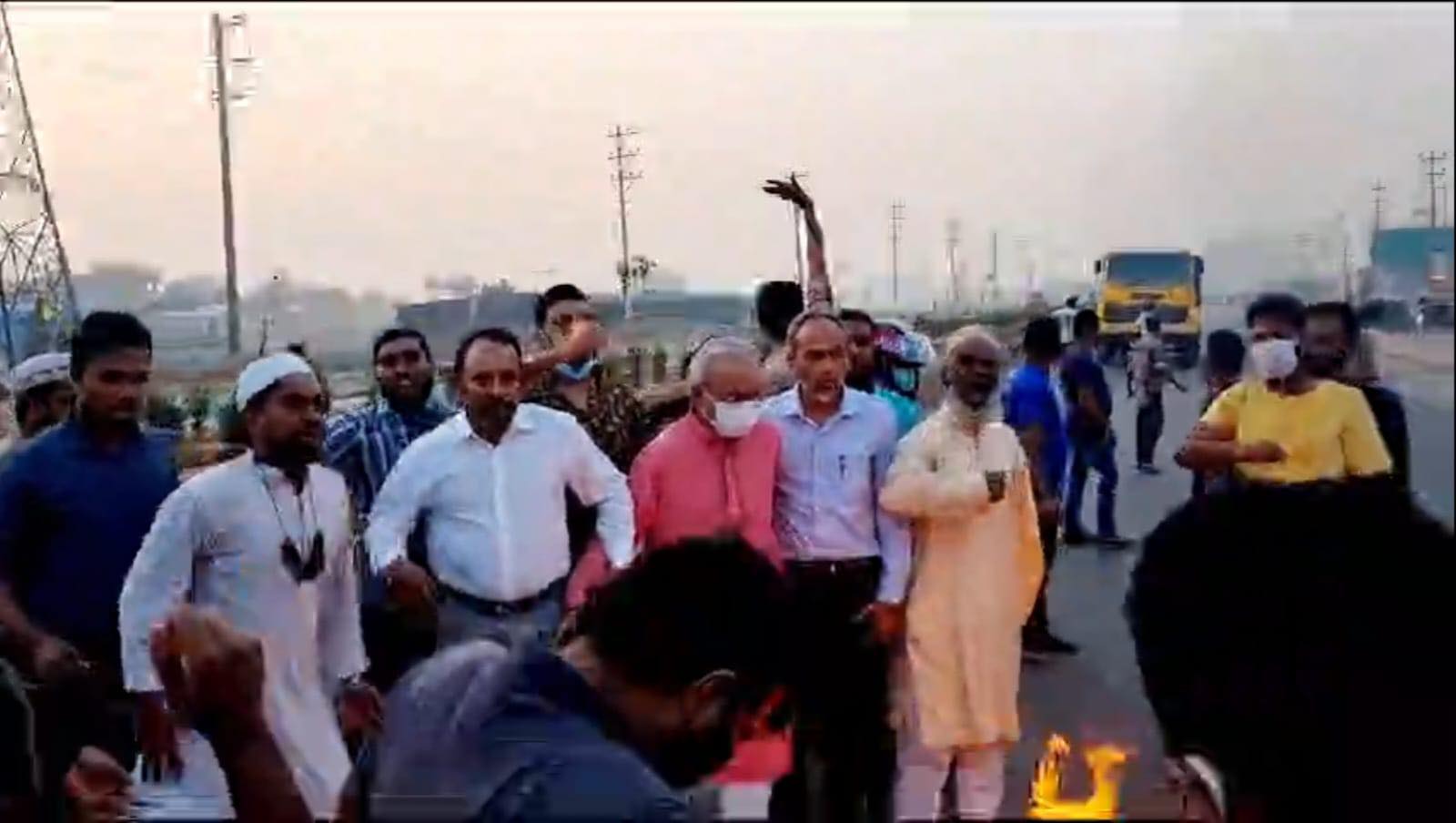 পিকেটিংয়ের সময় উপস্থিত ছিলেন বিএনপি নেতা রুহুল কবির রিজভী। (লাল পাঞ্জাবী )