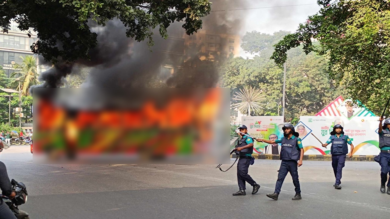 হাইকোর্টের সামনে কদম ফোয়ারা মোড়ে বাসে আগুন দিয়েছে দুর্বৃত্তরা। ছবি : কালবেলা