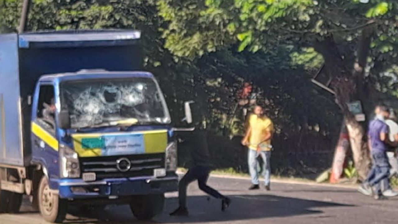 সিলেটে পিকেটাররা একটি কাভার্ডভ্যান ভাঙচুর করছেন। ছবি : কালবেলা