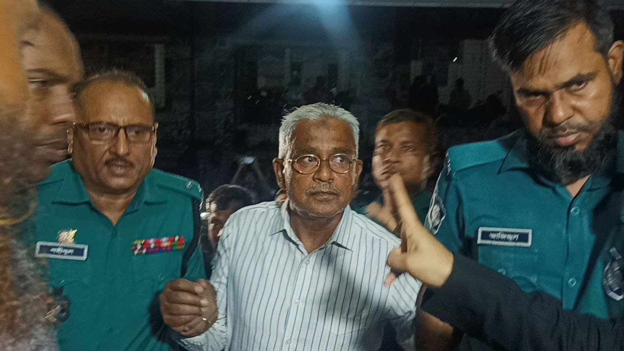 বিএনপির যুগ্ম মহাসচিব সৈয়দ মোয়াজ্জেম হোসেন আলালকে আদালতে রিমান্ড শুনানিতে নিয়ে যাওয়া হচ্ছে। ছবি : কালবেলা