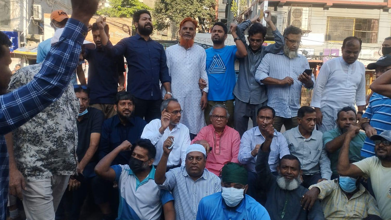 রাজধানী রামপুরা বিশ্বরোডে সড়কে অবস্থান নিয়ে পিকেটিং করেছেন বিএনপি ও অঙ্গসংগঠনের নেতাকর্মীরা। ছবি : সংগৃহীত