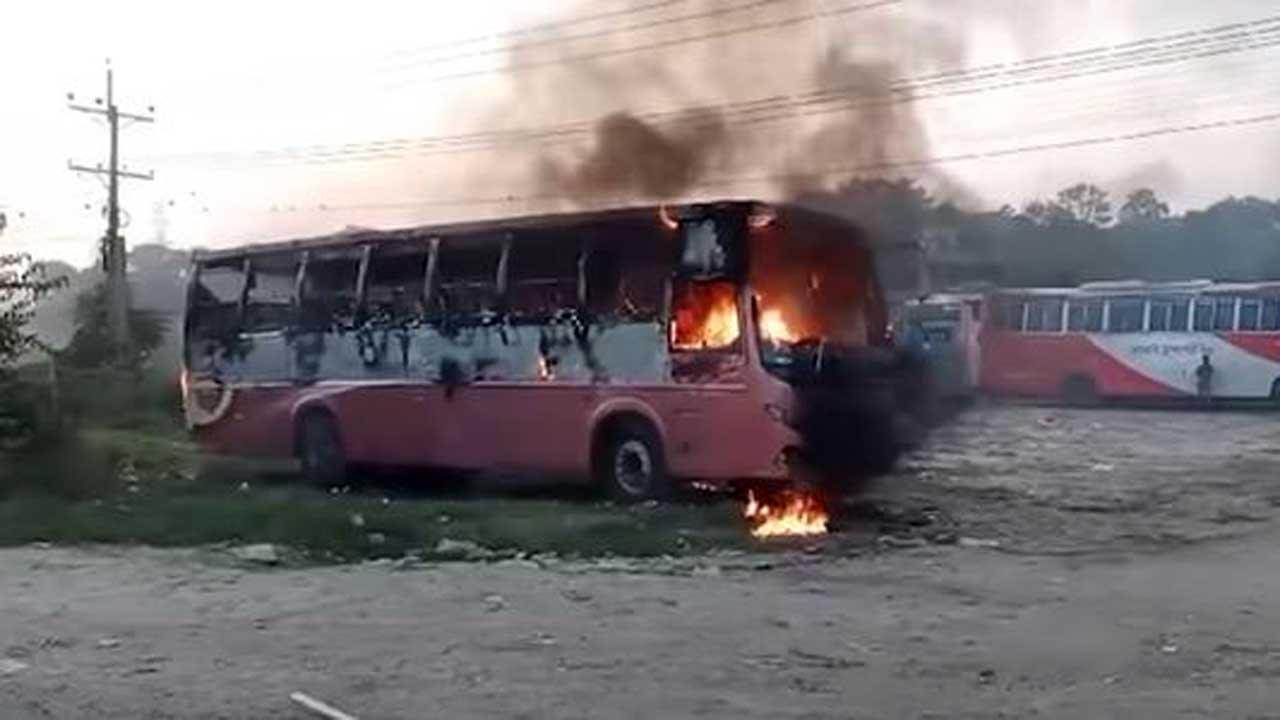 সাভারে বাসে আগুন। ছবি : সংগৃহীত