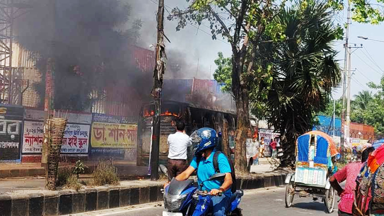 মুগদায় বাসে আগুন। ছবি : কালবেলা