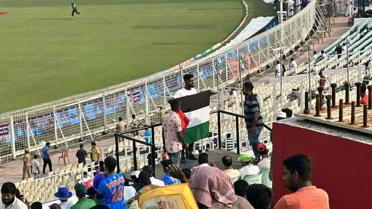 গ্যালারিতে ফিলিস্তিনের পতাকা প্রদর্শন করছেন এক দর্শক। ছবি : এক্স