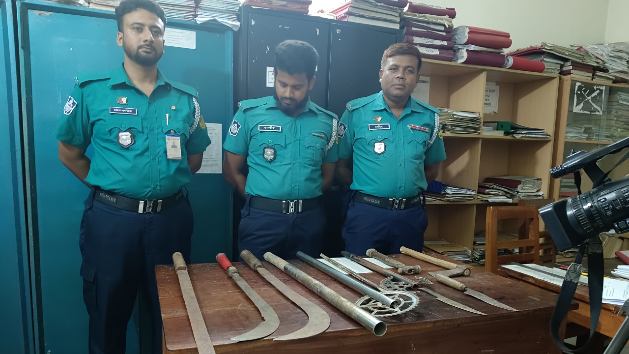 কিশোর গ্যাংয়ের সদস্যদের আটকের পর এসব দেশীয় অস্ত্র জব্দ করা হয়। ছবি : কালবেলা