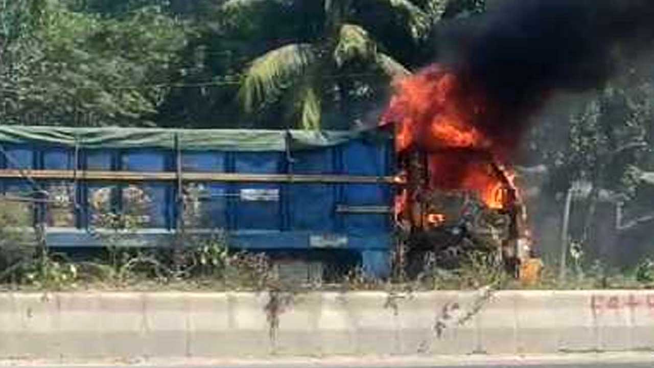 অবরোধের দ্বিতীয় দিনে বগুড়ায় ট্রাকে আগুন। ছবি : সংগৃহীত