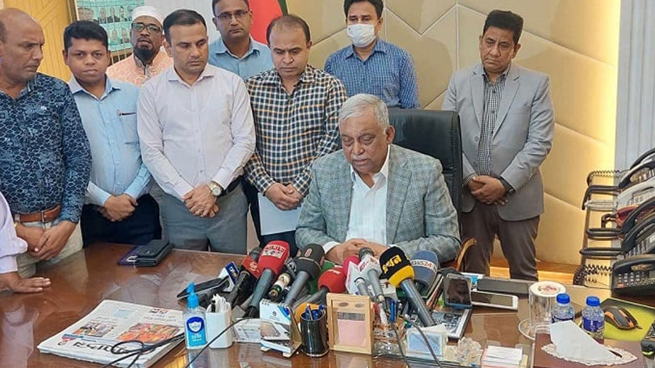 সচিবালয়ে স্বরাষ্ট্রমন্ত্রী আসাদুজ্জামান খান কামাল। ছবি : কালবেলা