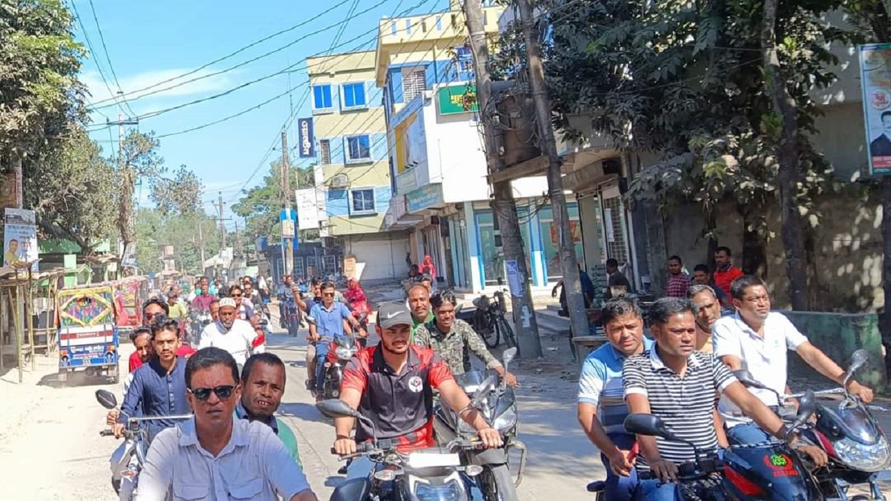 লালমনিরহাটের হাতীবান্ধায় আ.লীগের সড়কে মহড়া। ছবি : কালবেলা