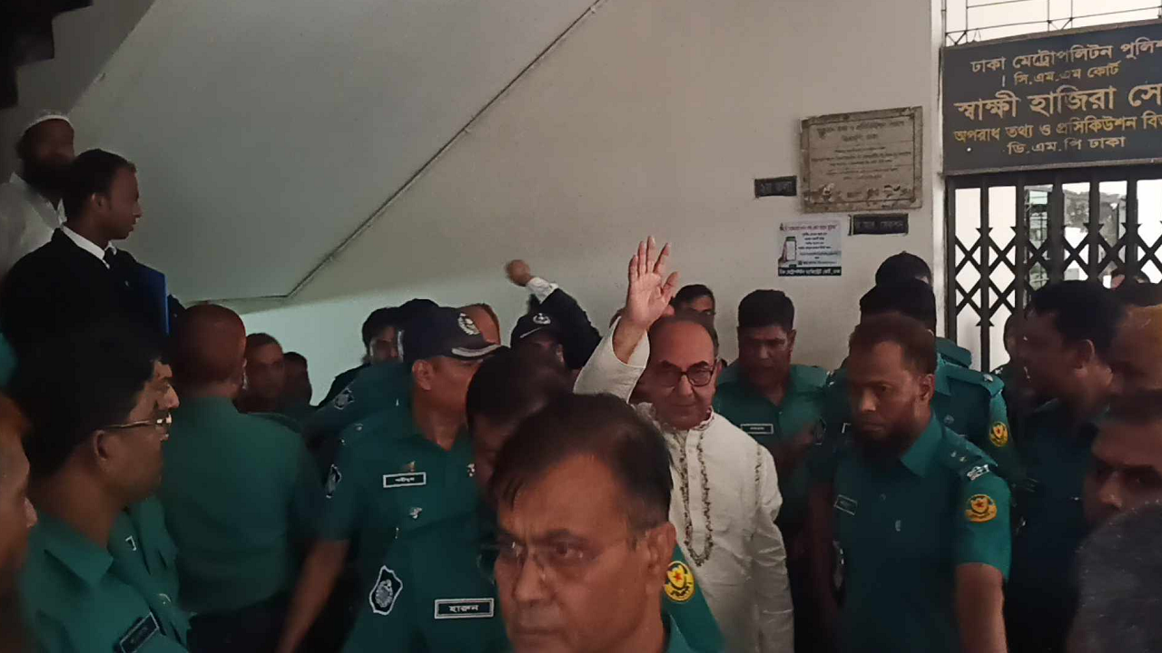 আদালতে নেওয়ার পথে বিএনপির স্থায়ী কমিটির সদস্য মির্জা আব্বাস। ছবি : কালবেলা