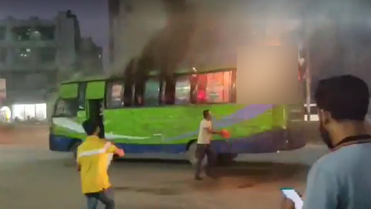 শ্যামলীতে ওয়েলকাম পরিবহনের একটি যাত্রীবাহী বাসে আগুন দিয়েছে দুর্বৃত্তরা। ছবি : সংগৃহীত