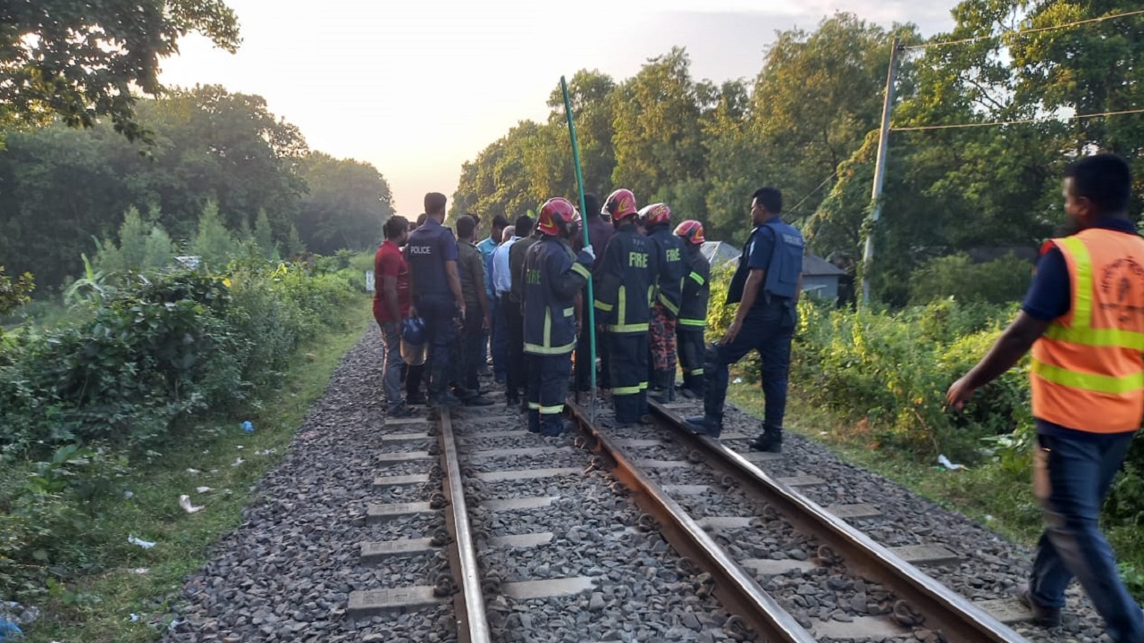 পাঁচলক্ষি এলাকার রেললাইনে অগ্নিসংযোগের ঘটনা পর্যবেক্ষণ করছেন ফায়ার সার্ভিসের কর্মীরা। ছবি : কালবেলা