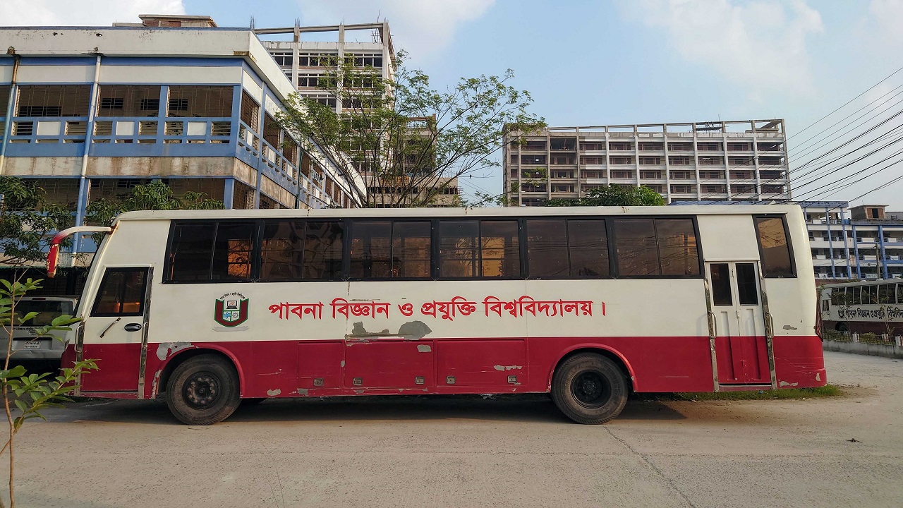 ভ্যাহিক্যালস ট্র্যাকিং সিস্টেমযুক্ত পাবনা বিজ্ঞান ও প্রযুক্তি বিশ্ববিদ্যালয়ের বাস। ছবি : কালবেলা