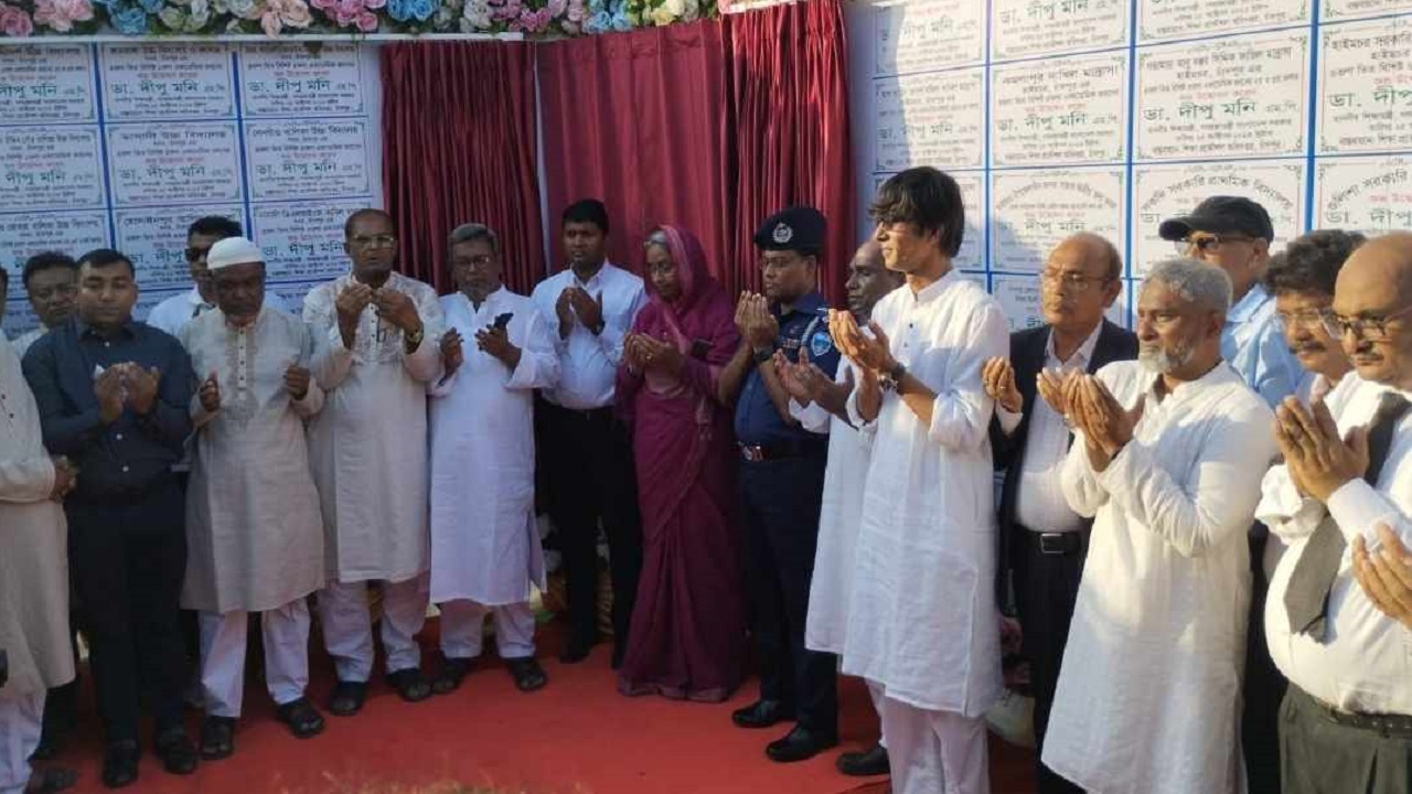 চাঁদপুরে উন্নয়ন কর্মকাণ্ডের উদ্বোধন করছেন শিক্ষামন্ত্রী। ছবি : কালবেলা