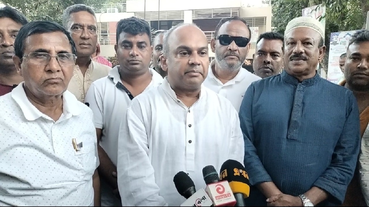 সাংবাদিকদের সঙ্গে আলাপকালে নাইমুর রহমান দুর্জয়। ছবি : কালবেলা