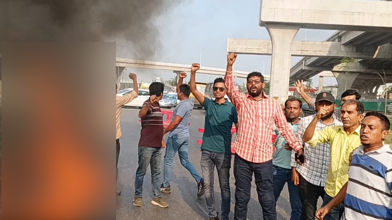 এয়ারপোর্ট রোডে টায়ার জ্বালিয়ে উত্তর যুবদলের অবরোধ। ছবি : কালবেলা