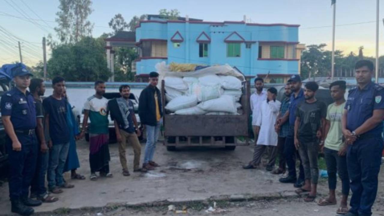 জগন্নাথপুরে বিপুল পরিমাণ ভারতীয় চিনিসহ আটক ১১। ছবি: কালবেলা